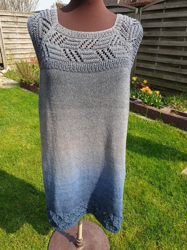 Ärmelloses Strick-Top in Grau-Blau Ombré mit Zierlochmuster am Oberteil und Spitzensaum auf einer Schneiderpuppe