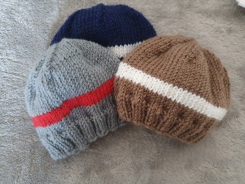 Strickanleitung für kuschelige Frühchen Mützen in Größe 44/46!