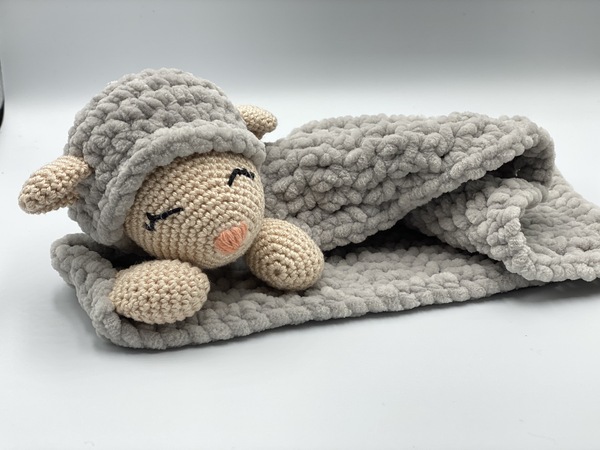 Crochet pattern for comforter / cuddly sheep