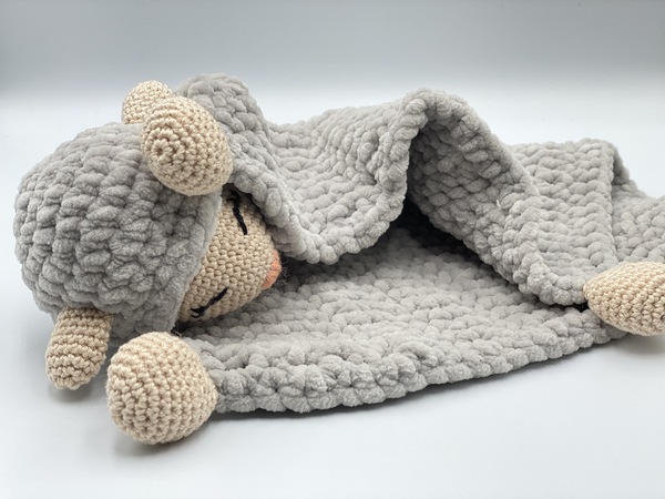 Crochet pattern for comforter / cuddly sheep