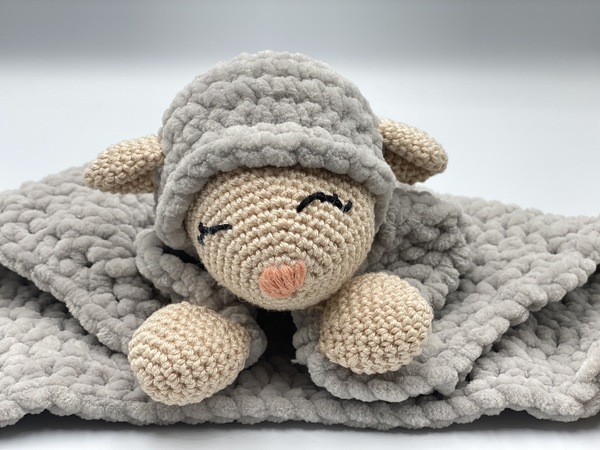 Crochet pattern for comforter / cuddly sheep