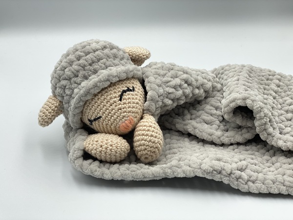 Crochet pattern for comforter / cuddly sheep