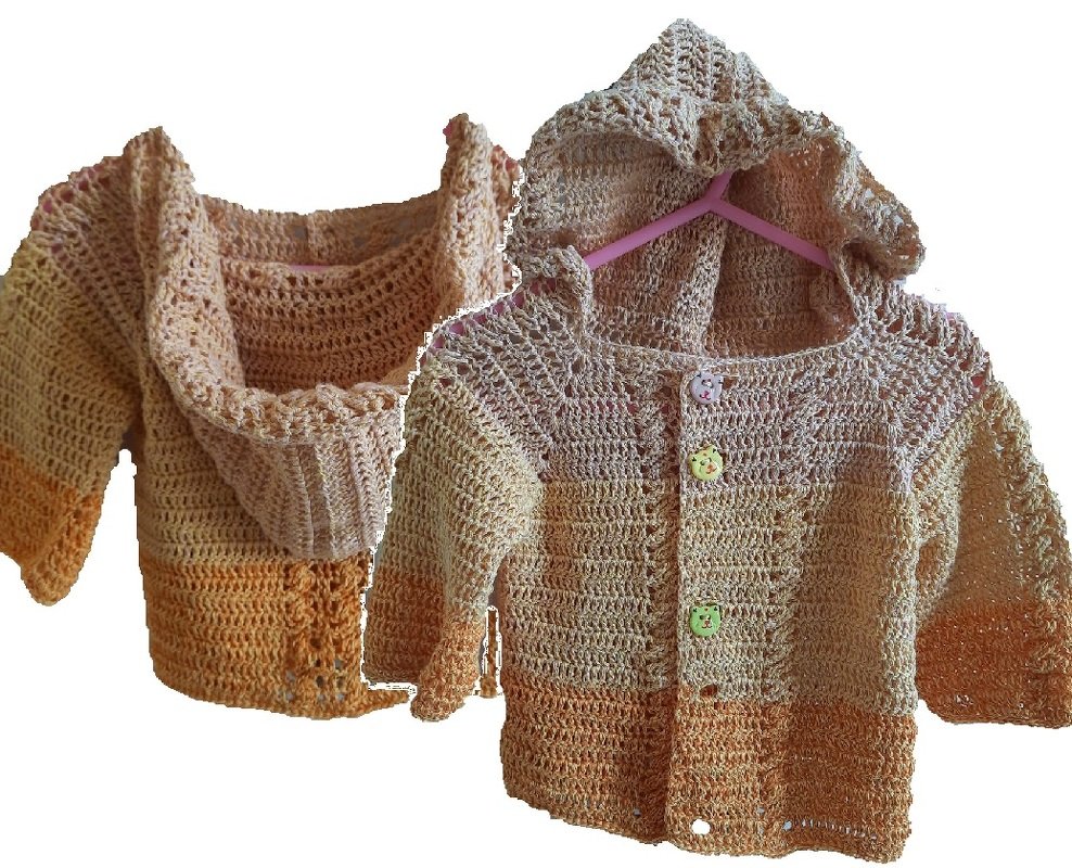 Zwei gehäkelte Babyjacken in Beige-Orange, eine mit Kapuze und Knopfleiste, eine mit weitem Kragen