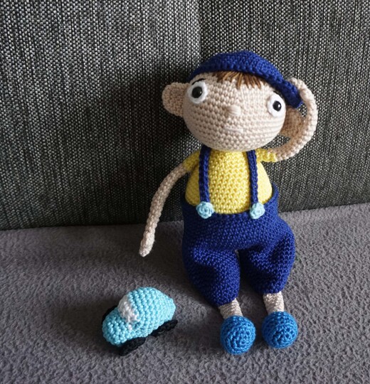 Amigurumi Häkelanleitung Junge Valentin mit Auto