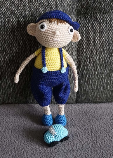 Amigurumi Häkelanleitung Junge Valentin mit Auto