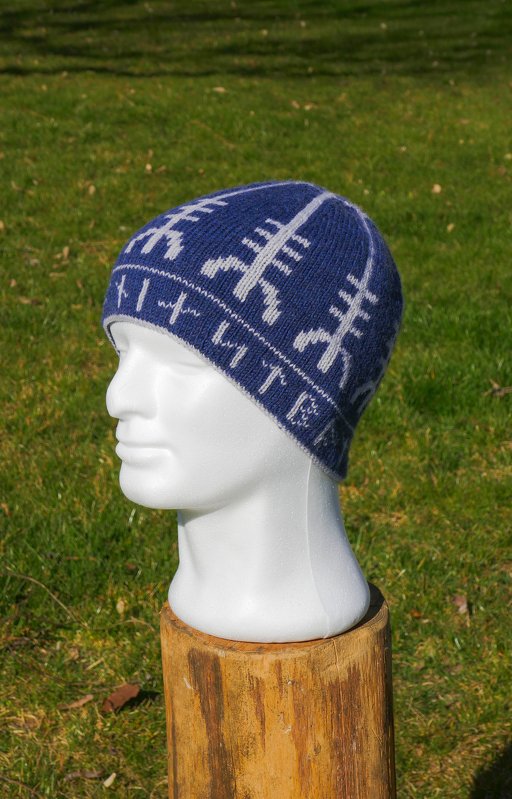 Blaue gestrickte Mütze mit weißem geometrischem Muster auf Schaufensterkopf