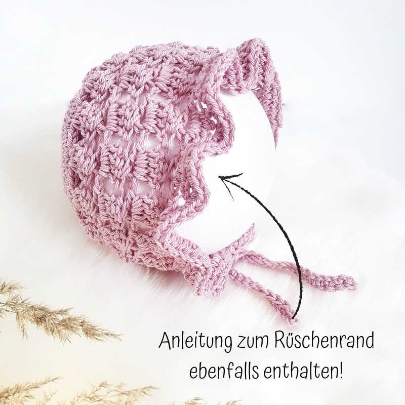 Gehäkelte Babymütze in Rosa mit Rüschenrand und Bindebändern