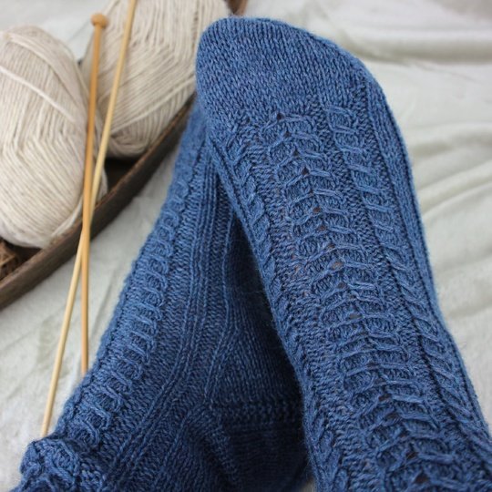 Strickanleitung Socken mit Zopfmuster – Stukturmuster Top Down – PDF