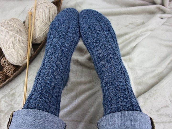 Strickanleitung Socken mit Zopfmuster – Stukturmuster Top Down – PDF