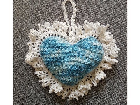 Häkelanleitung für Herz im Landhausstil