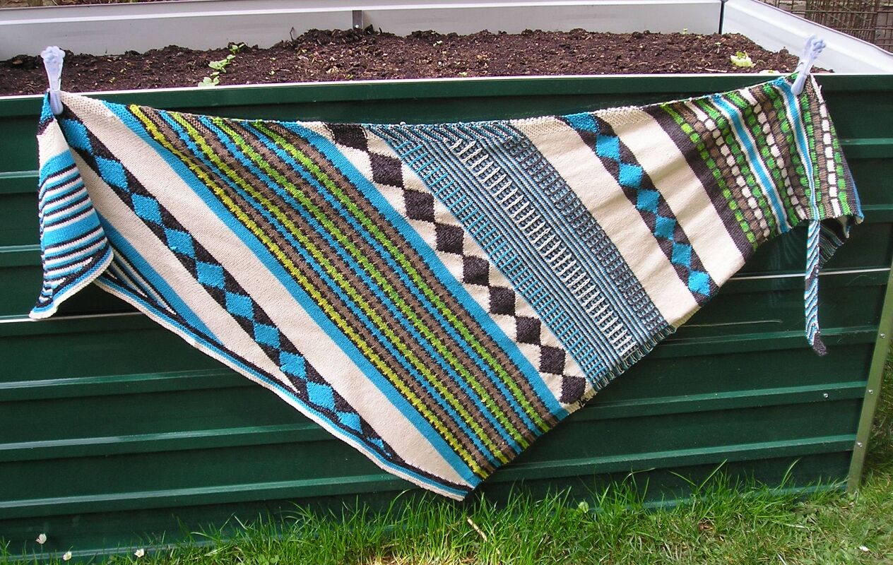 Detailreiches gestricktes Dreieckstuch mit Streifen- und Rautenmustern in Türkis, Grün, Schwarz und Creme