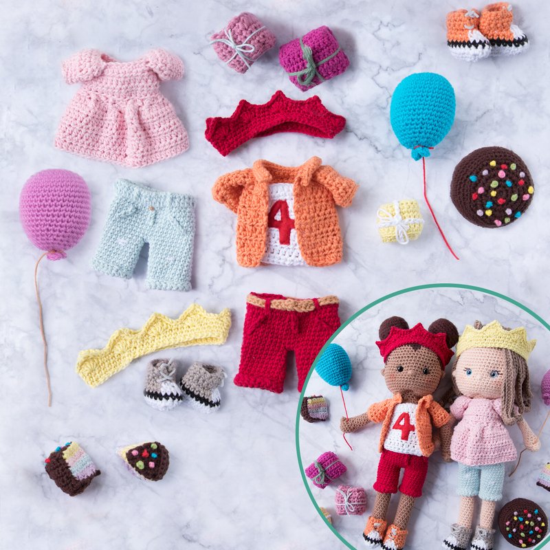 Gehäkelte Puppenkleidung und Accessoires: Kleider, Hosen, Jacken, Kronen, Ballons, Kuchenstücke und zwei Amigurumi-Puppen
