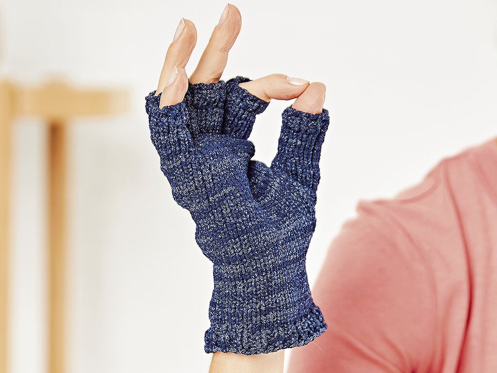 Hand mit gestricktem dunkelblauem fingerlosem Handschuh.