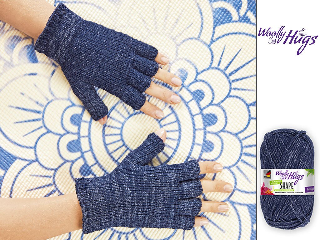 Detailansicht von dunkelblauen fingerlosen Handschuhen mit Rippenmuster und Daumenöffnung, Garnknäuel rechts im Bild