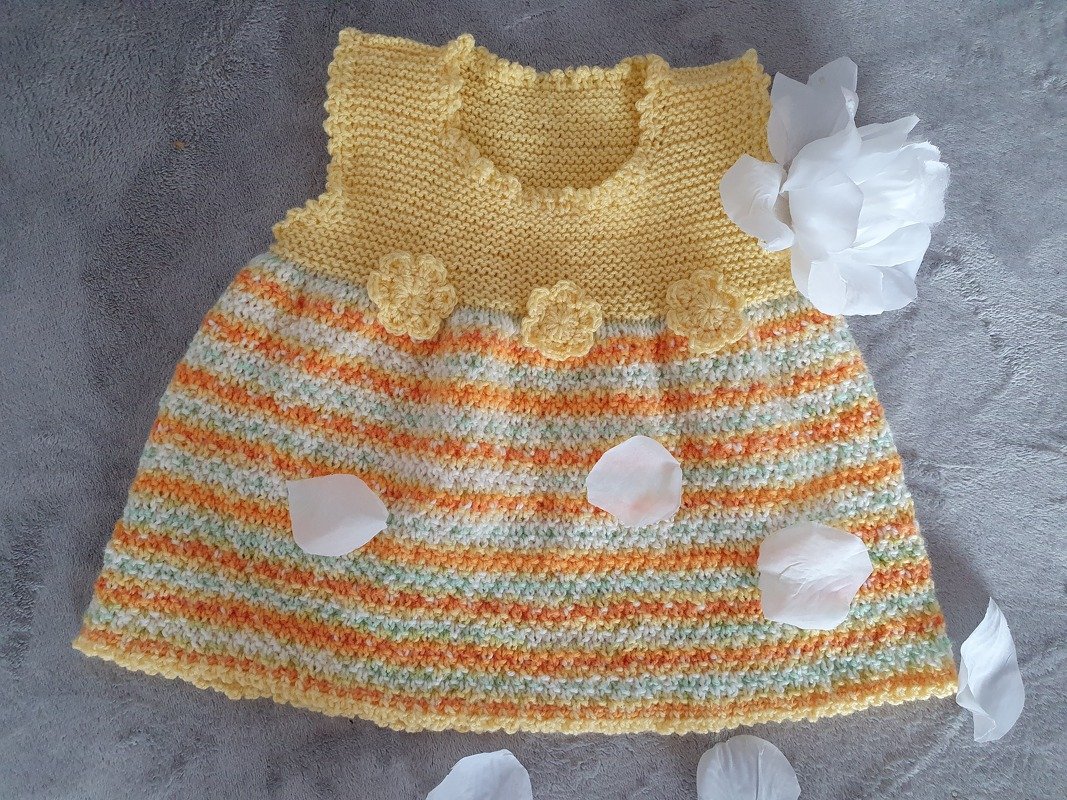 Strickanleitung für ein Babykleidchen in der Größe 62/68!