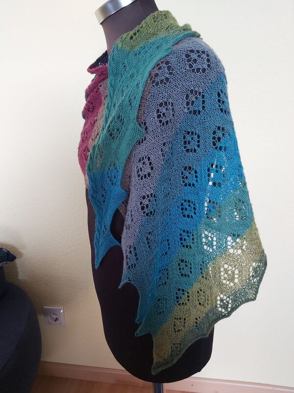 Drachenschwanz-Schal aus Ajourstrick mit Farbverlauf auf Schneiderbüste