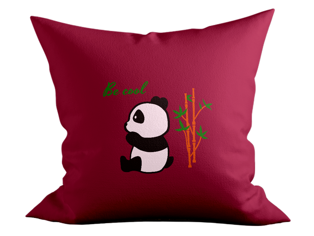 Rotes Kissen mit Grafik eines sitzenden Pandas, Bambus und dem Schriftzug "Be cool".