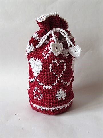 Gehäkelter rot-weißer Beutel mit Herzmuster und Zuziehkordel