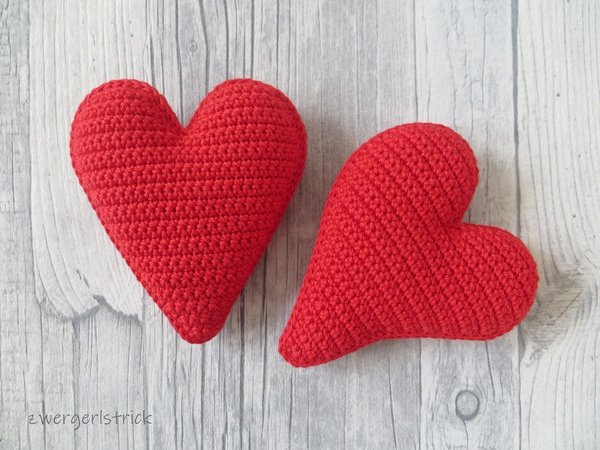 einfaches und gebogenes Herz - Häkelanleitung für zwei Herzen