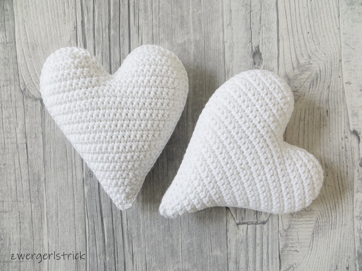 einfaches und gebogenes Herz - Häkelanleitung für zwei Herzen
