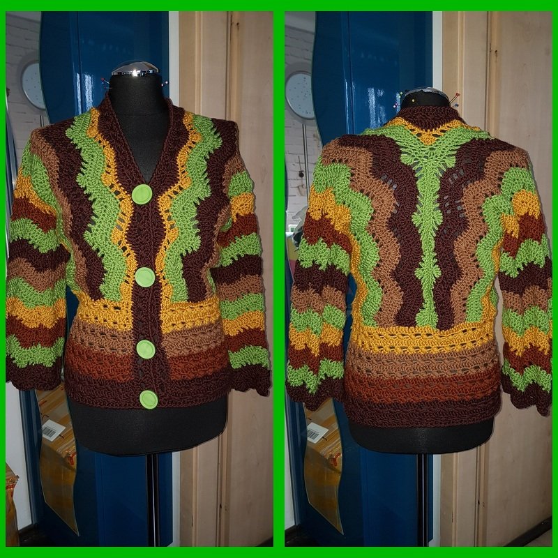 Vorder- und Rückansicht einer gehäkelten Damenjacke mit Wellenmuster in Braun, Grün und Gelb und hellgrünen Knöpfen.