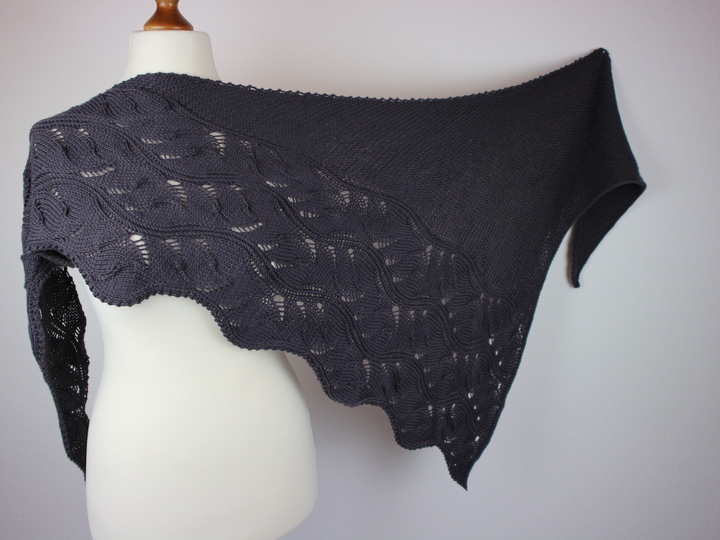 Strickanleitung Dreieckstuch Harmony mit Lacemuster, asymmetrisches Tuch