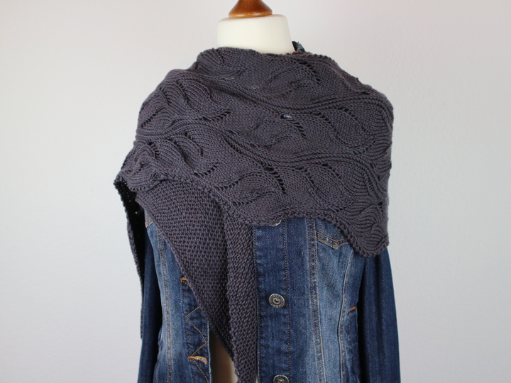 Strickanleitung Dreieckstuch mit Lacemuster, asymmetrisches Tuch modern