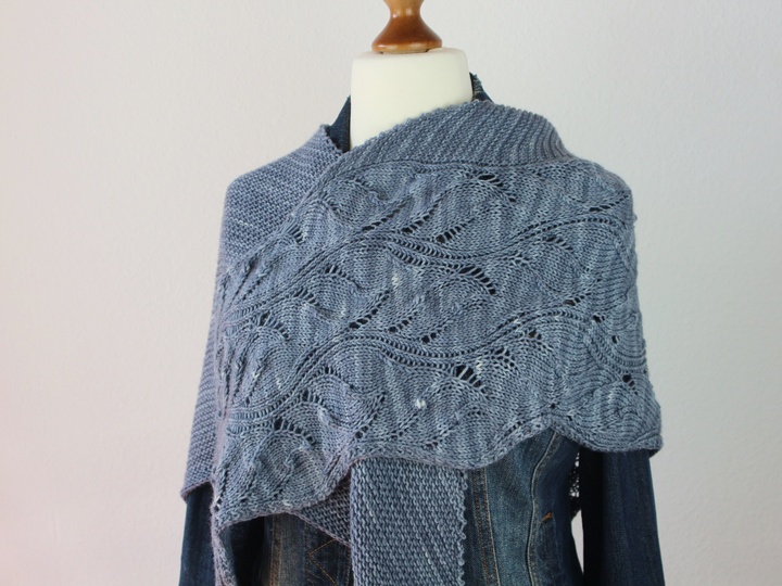 Strickanleitung Dreieckstuch mit Lacemuster, asymmetrisches Tuch modern