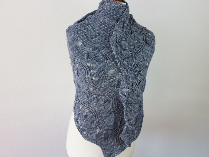 Strickanleitung Dreieckstuch mit Lacemuster, asymmetrisches Tuch modern
