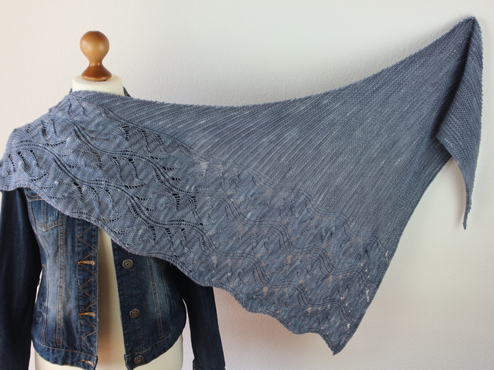 Strickanleitung Dreieckstuch mit Lacemuster, asymmetrisches Tuch modern