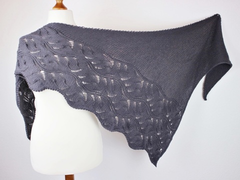 Strickanleitung Dreieckstuch Harmony mit Lacemuster, asymmetrisches Tuch