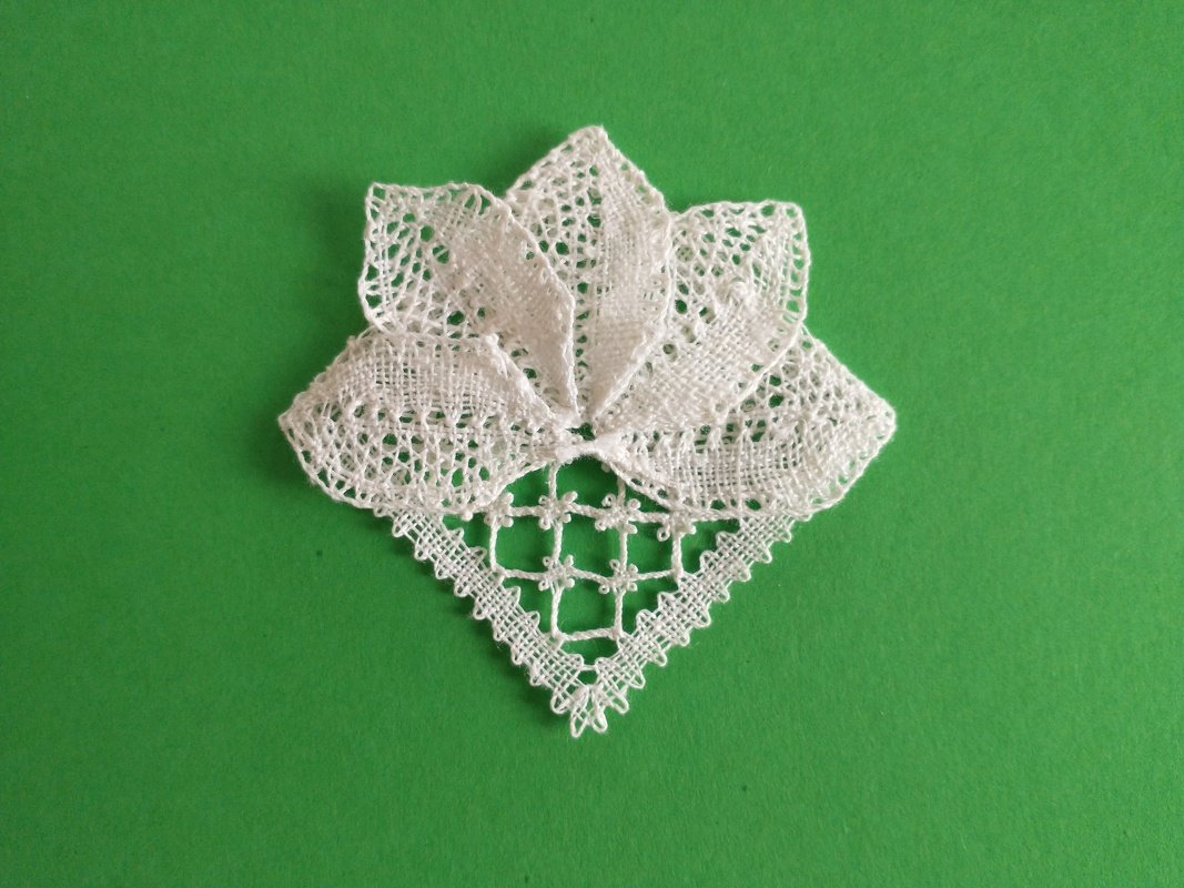 Anleitung geklöppeltes Eckenlesezeichen Blüte