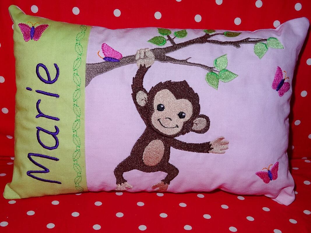 Affe am Ast Stickdatei inkl. Kissen ITH mit Schmetterling