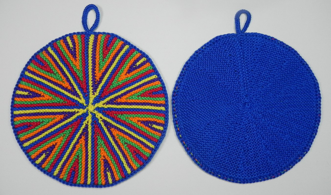 Zwei runde gestrickte Topflappen, links bunt radial gestreift, rechts einfarbig blau, beide mit Schlaufe zum Aufhängen