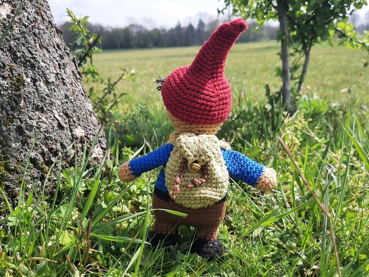 Gartenzwerg "Paul", Amigurumi, mit Rucksack