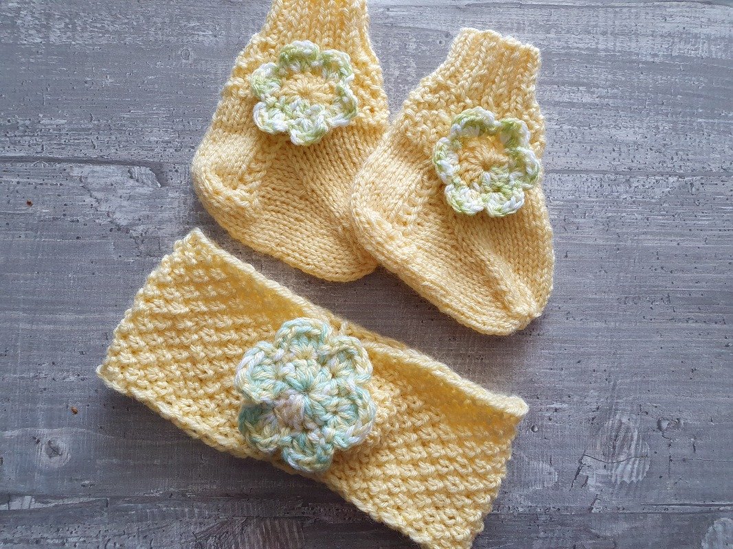 Strickanleitung Babysöckchen und Stirnband mit Häkelblümchen!