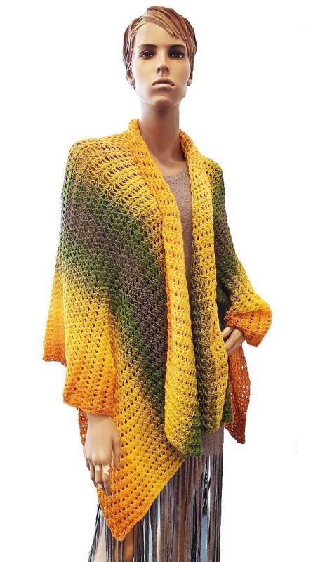 Offener Häkel-Cardigan mit Farbverlauf von Gelb nach Grün an Schaufensterpuppe