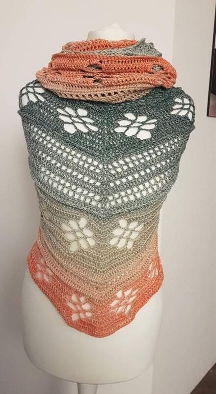 Gehäkeltes Dreieckstuch auf einem Mannequin mit Farbverlauf von Türkisgrau zu Koralle und Blumenmotiven