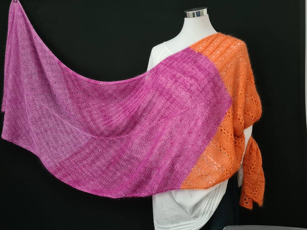 Zweifarbiges gestricktes Halbrundtuch in Pink und Orange auf einer Schaufensterpuppe