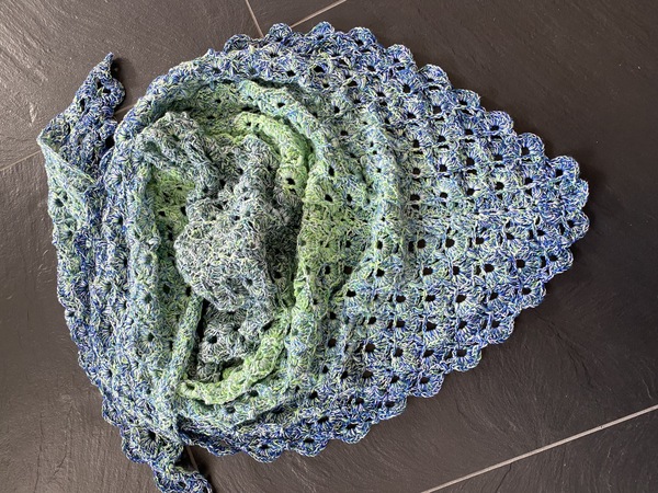 Tilarah - wave shawl with 3D effect - summery, light shawl
