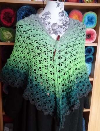 Tilarah - wave shawl with 3D effect - summery, light shawl