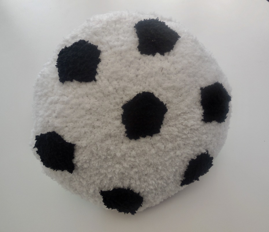 Fussball Kuschelkissen - Strickanleitung - Bild 2
