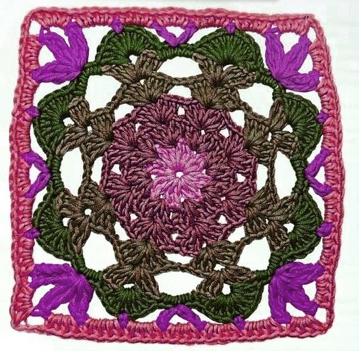 Gehäkeltes Quadrat mit floralem Muster in Pink, Lila und Grün