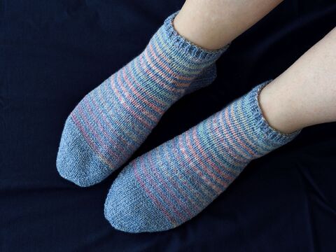 Anleitung: Ringelige Sneakersocken in Gr. 40