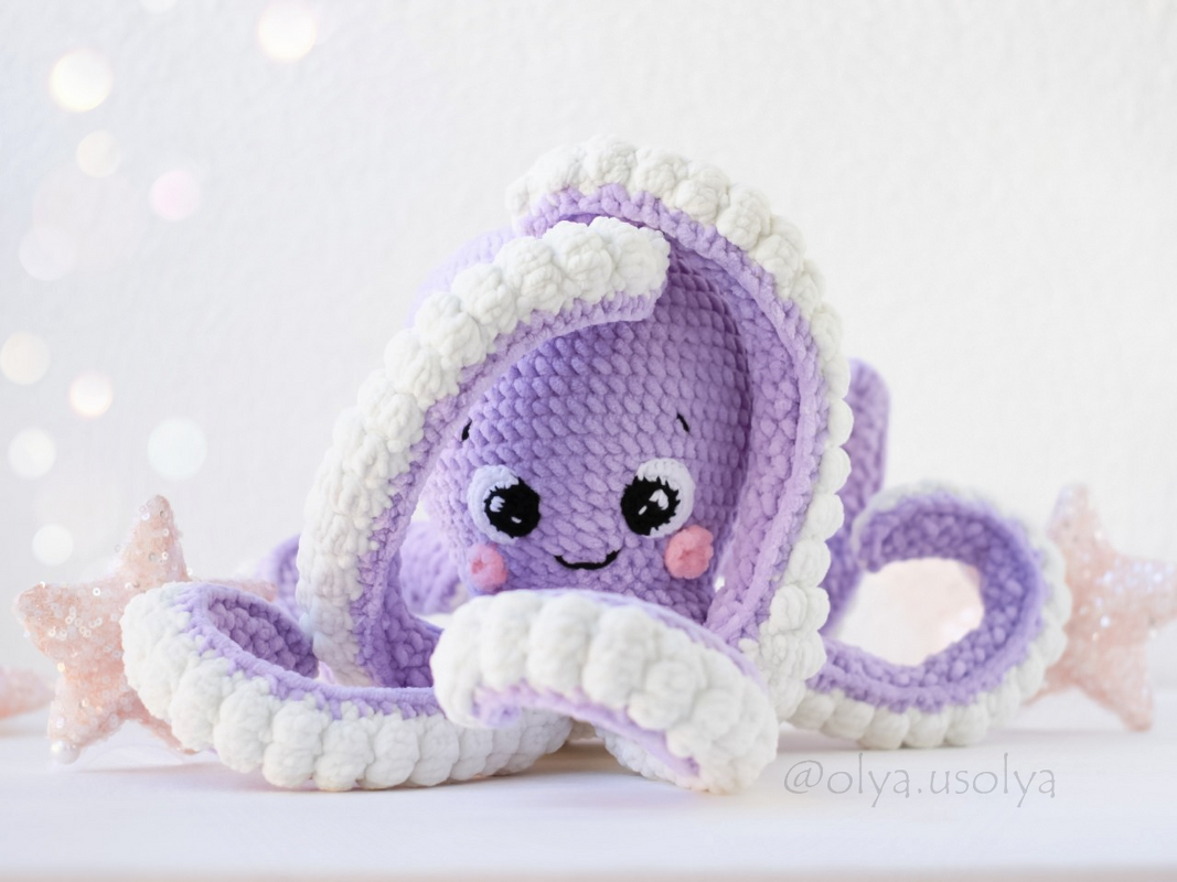 Gehäkelter Amigurumi-Oktopus in Flieder und Weiß mit lächelndem Gesicht