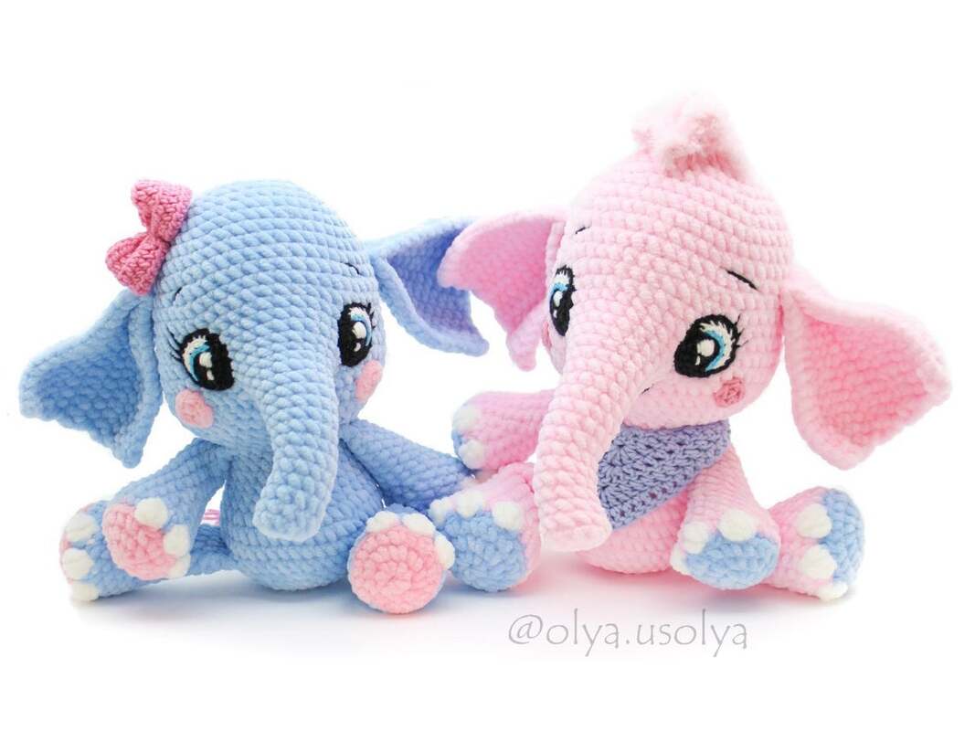 Zwei sitzende Amigurumi‑Elefanten, Pastellblau mit rosa Schleife und Rosa mit lila Schal