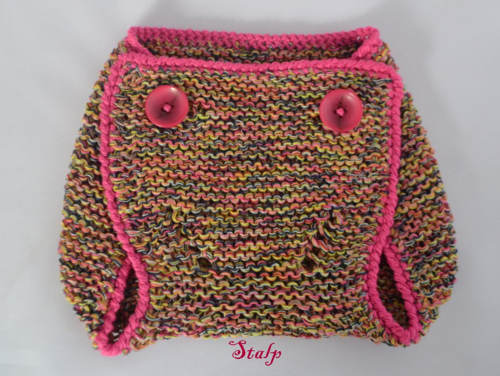 Mehrfarbige gestrickte Baby-Windelhose mit pinker Einfassung und zwei Knöpfen