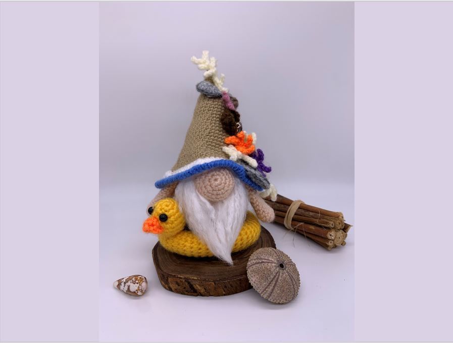 Pattern Summer gnome on the beach