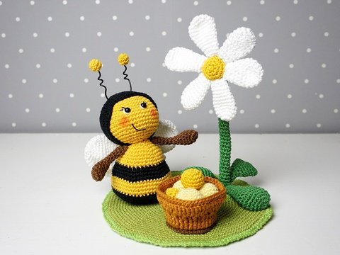 Häkelanleitung Biene mit Blume und Eimer - PDF Datei
