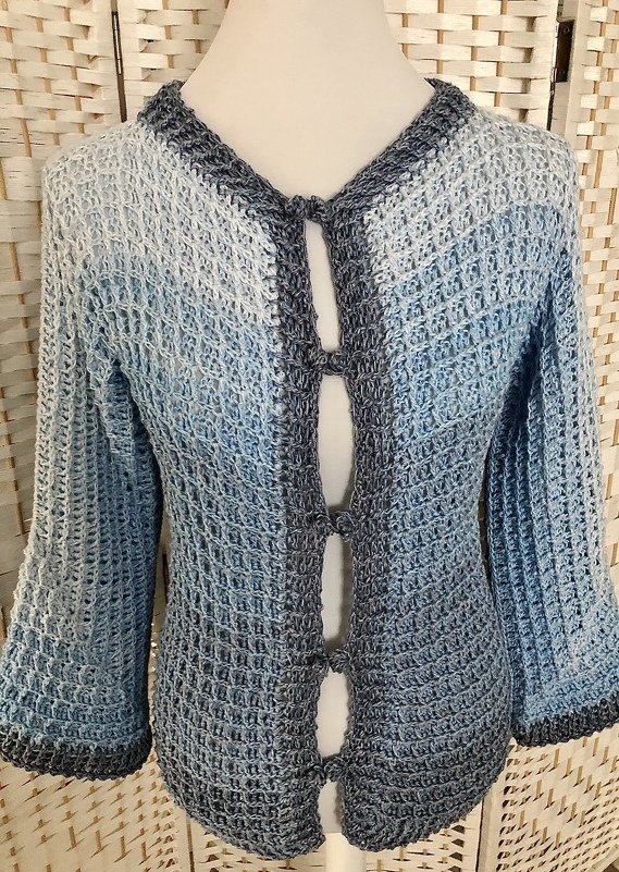 Hüftlange gehäkelte Damenjacke in Blau-Grau mit Schlaufenverschlüssen und strukturierter Maschenarbeit